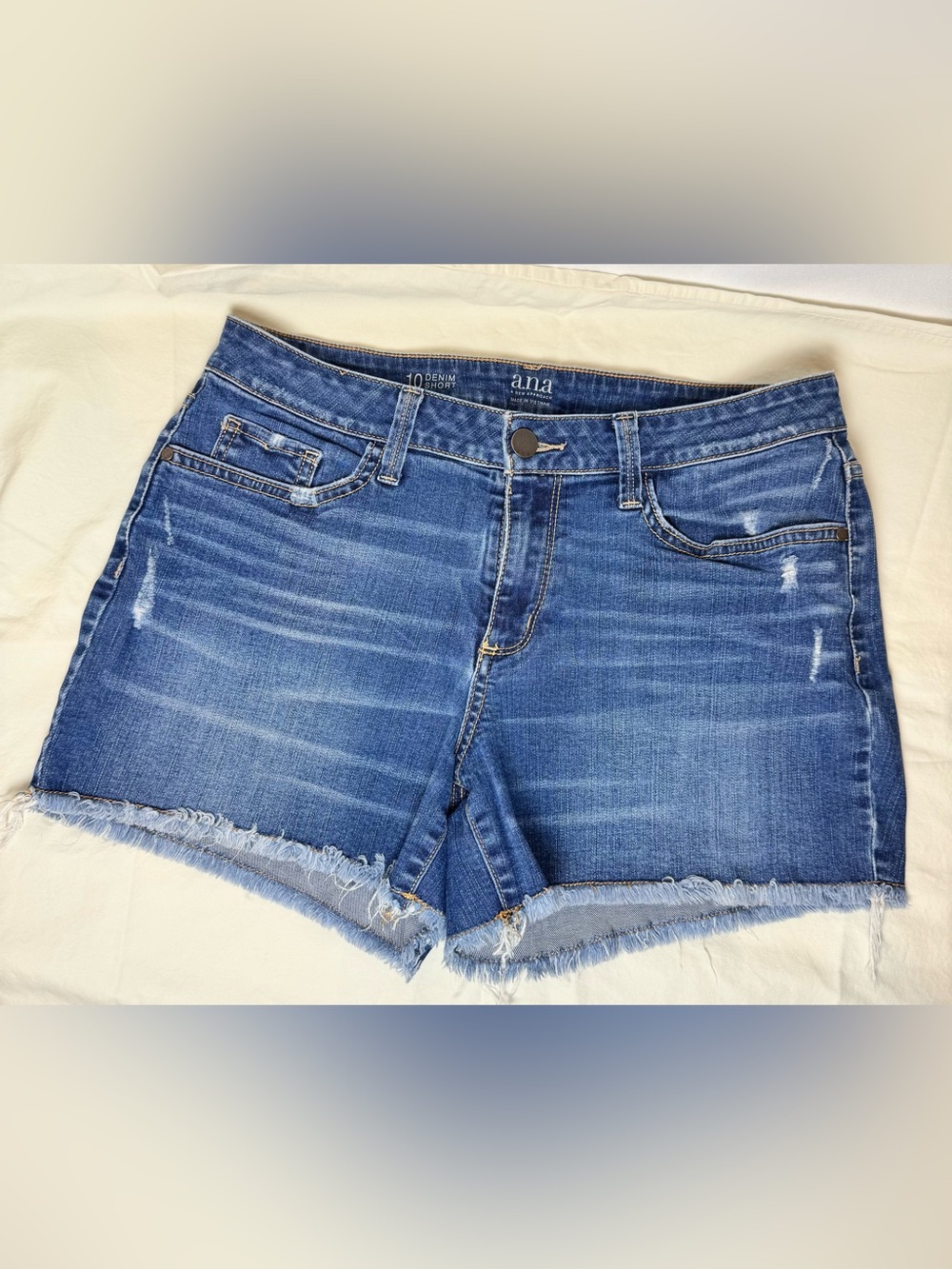 a.n.a Woman’s denim fringe shorts 10